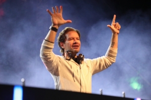 BELEDİYE MEYDANI SAHNESİ KONSERLERİ BAŞLADI