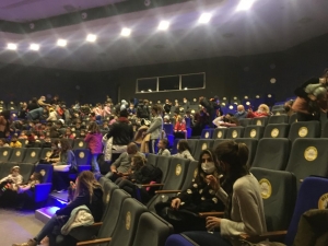 TİYATROYU DOLDURAN ÇOCUKLAR “HARİKALAR MUTFAĞI”NDAN HARİKA DUYGULARLA AYRILDILAR