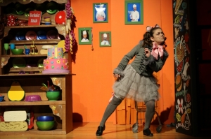 TİYATROYU DOLDURAN ÇOCUKLAR “HARİKALAR MUTFAĞI”NDAN HARİKA DUYGULARLA AYRILDILAR