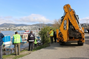 GÜMBET’TE KAÇAK İSKELELER YIKILIYOR