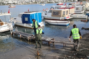 GÜMBET’TE KAÇAK İSKELELER YIKILIYOR