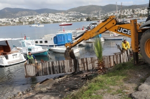 GÜMBET’TE KAÇAK İSKELELER YIKILIYOR