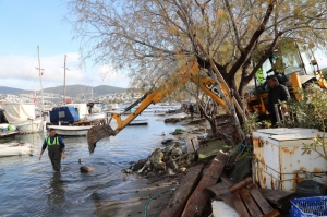GÜMBET’TE KAÇAK İSKELELER YIKILIYOR