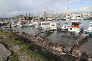 GÜMBET’TE KAÇAK İSKELELER YIKILIYOR