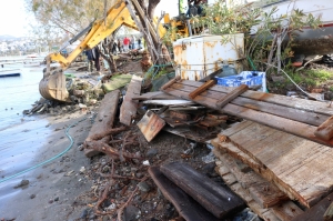 GÜMBET’TE KAÇAK İSKELELER YIKILIYOR