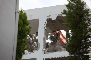 KAÇAK YAPILAR YIKILMAYA DEVAM EDİYOR