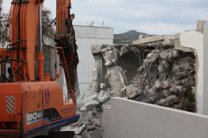 KAÇAK YAPILAR YIKILMAYA DEVAM EDİYOR