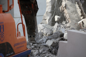 KAÇAK YAPILAR YIKILMAYA DEVAM EDİYOR