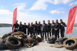 KIYIDA VE DENİZDE TEMİZLİK SÜRÜYOR