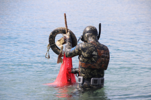 KIYIDA VE DENİZDE TEMİZLİK SÜRÜYOR