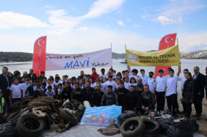 KIYIDA VE DENİZDE TEMİZLİK SÜRÜYOR