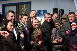 YANGINDA ZARAR GÖREN ÜRETİCİYE 3500 ADET ZEYTİN FİDANI HİBE EDİLDİ