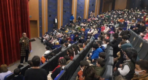 ÖĞRENCİLERE TİYATRO ETKİNLİĞİ DEVAM EDİYOR