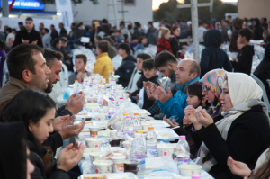 MAHALLE SAKİNLERİ İFTARDA BULUŞTU