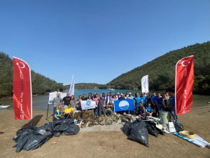 BODRUM’DA SAHİL VE YOL KENARLARI ATIKTAN TEMİZLENDİ