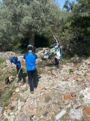 BODRUM’DA SAHİL VE YOL KENARLARI ATIKTAN TEMİZLENDİ