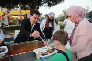 BODRUM BELEDİYESİ’NİN DÜZENLEDİĞİ İFTARA BİNLERCE KİŞİ KATILDI