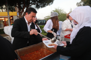 BODRUM BELEDİYESİ’NİN DÜZENLEDİĞİ İFTARA BİNLERCE KİŞİ KATILDI