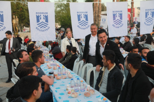 BODRUM BELEDİYESİ’NİN DÜZENLEDİĞİ İFTARA BİNLERCE KİŞİ KATILDI
