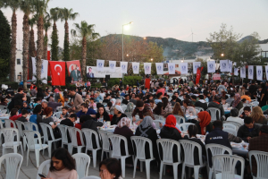 BODRUM BELEDİYESİ’NİN DÜZENLEDİĞİ İFTARA BİNLERCE KİŞİ KATILDI
