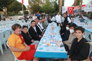 BODRUM BELEDİYESİ’NİN DÜZENLEDİĞİ İFTARA BİNLERCE KİŞİ KATILDI