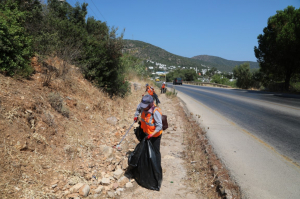 BODRUM, ARAÇLARDAN ATILAN ÇÖPLERDEN ARINDIRILIYOR