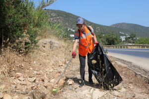 BODRUM, ARAÇLARDAN ATILAN ÇÖPLERDEN ARINDIRILIYOR