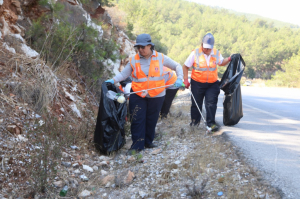 BODRUM, ARAÇLARDAN ATILAN ÇÖPLERDEN ARINDIRILIYOR