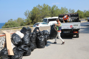 BODRUM, ARAÇLARDAN ATILAN ÇÖPLERDEN ARINDIRILIYOR