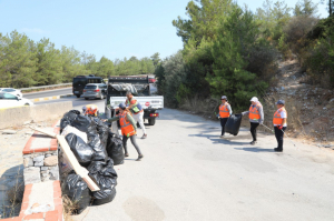 BODRUM, ARAÇLARDAN ATILAN ÇÖPLERDEN ARINDIRILIYOR