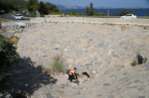 BODRUM, ARAÇLARDAN ATILAN ÇÖPLERDEN ARINDIRILIYOR