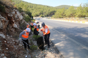 BODRUM, ARAÇLARDAN ATILAN ÇÖPLERDEN ARINDIRILIYOR