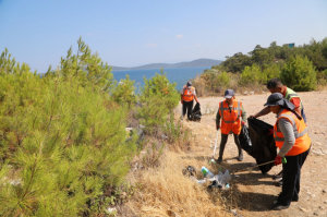 BODRUM, ARAÇLARDAN ATILAN ÇÖPLERDEN ARINDIRILIYOR