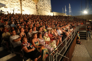 “YALANCI ARANIYOR” OYUNUNUN GALASI YAPILDI