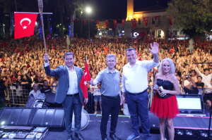 BÜYÜK ZAFERE YAKIŞIR KUTLAMA