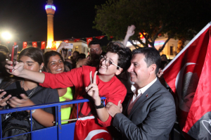 BÜYÜK ZAFERE YAKIŞIR KUTLAMA