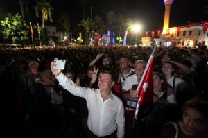 BÜYÜK ZAFERE YAKIŞIR KUTLAMA