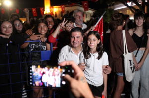 BÜYÜK ZAFERE YAKIŞIR KUTLAMA