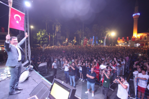 BÜYÜK ZAFERE YAKIŞIR KUTLAMA