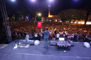 BÜYÜK ZAFERE YAKIŞIR KUTLAMA