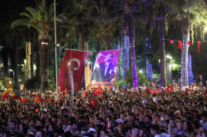 BÜYÜK ZAFERE YAKIŞIR KUTLAMA