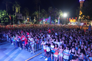 BÜYÜK ZAFERE YAKIŞIR KUTLAMA