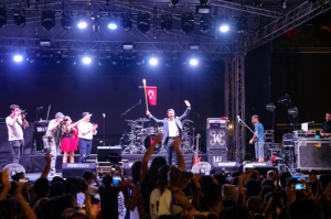 BÜYÜK ZAFERE YAKIŞIR KUTLAMA