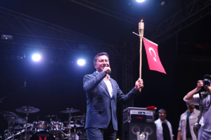 BÜYÜK ZAFERE YAKIŞIR KUTLAMA