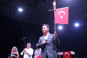 BÜYÜK ZAFERE YAKIŞIR KUTLAMA