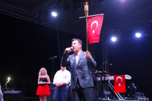 BÜYÜK ZAFERE YAKIŞIR KUTLAMA