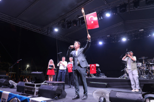 BÜYÜK ZAFERE YAKIŞIR KUTLAMA