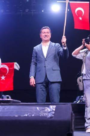 BÜYÜK ZAFERE YAKIŞIR KUTLAMA