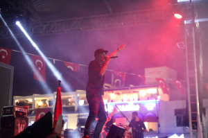 BÜYÜK ZAFERE YAKIŞIR KUTLAMA