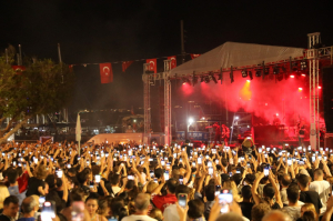 BÜYÜK ZAFERE YAKIŞIR KUTLAMA